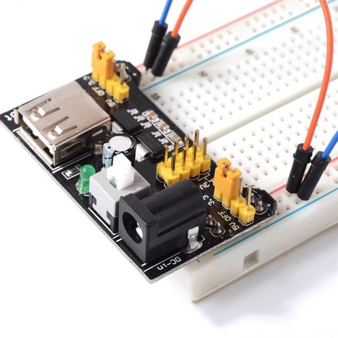 A Fonte Ajustável para Protoboard - 3.3V e 5V foi desenvolvida com o objetivo de facilitar a instalação, funciona apenas conectando-a em uma protoboard e ligada a uma fonte de alimentação.