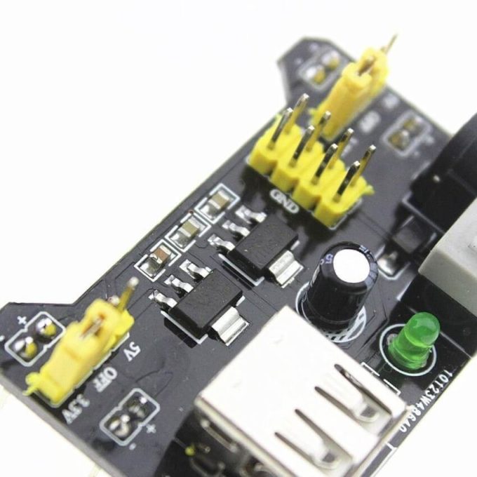 A Fonte Ajustável para Protoboard - 3.3V e 5V foi desenvolvida com o objetivo de facilitar a instalação, funciona apenas conectando-a em uma protoboard e ligada a uma fonte de alimentação.