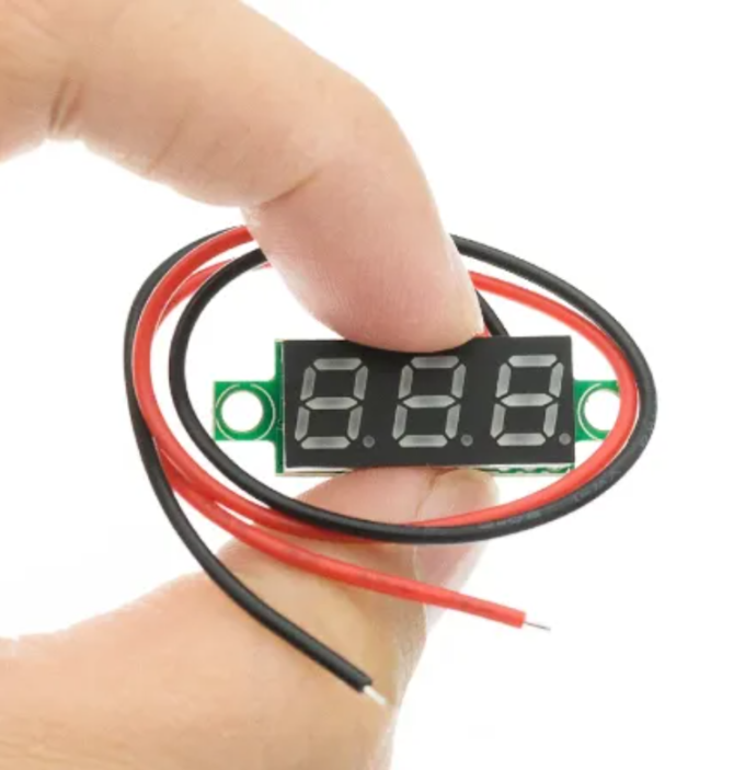 O Voltímetro Digital 0.28" - Display de 3 Dígitos é um módulo medidor de tensão com o objetivo de realizar medições de tensões contínuas de até 30V.