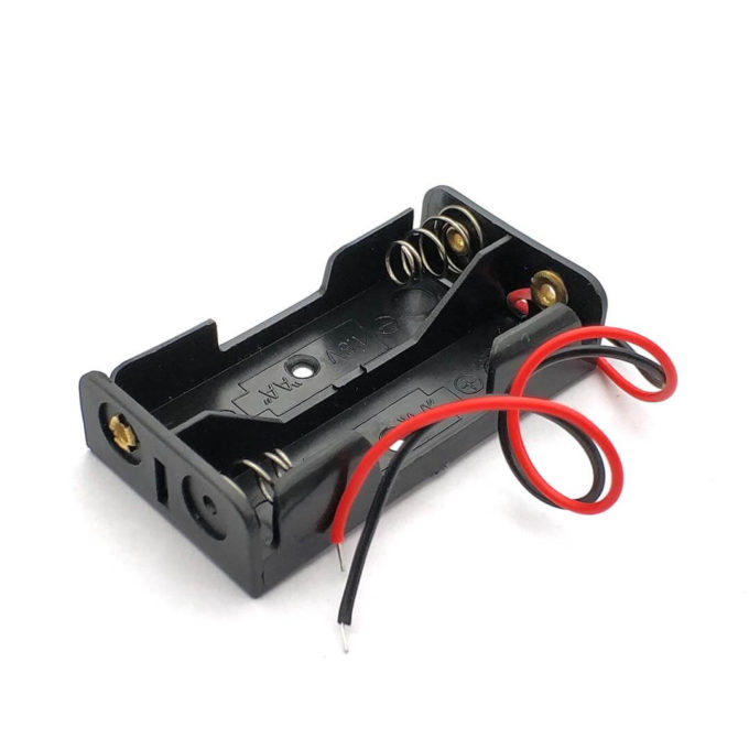 O Suporte para Pilhas AA Sem Plug - 2 Slots pode gerar 3V com pilhas 1,5V alcalinas. Possui fios preto e vermelho para conexão.