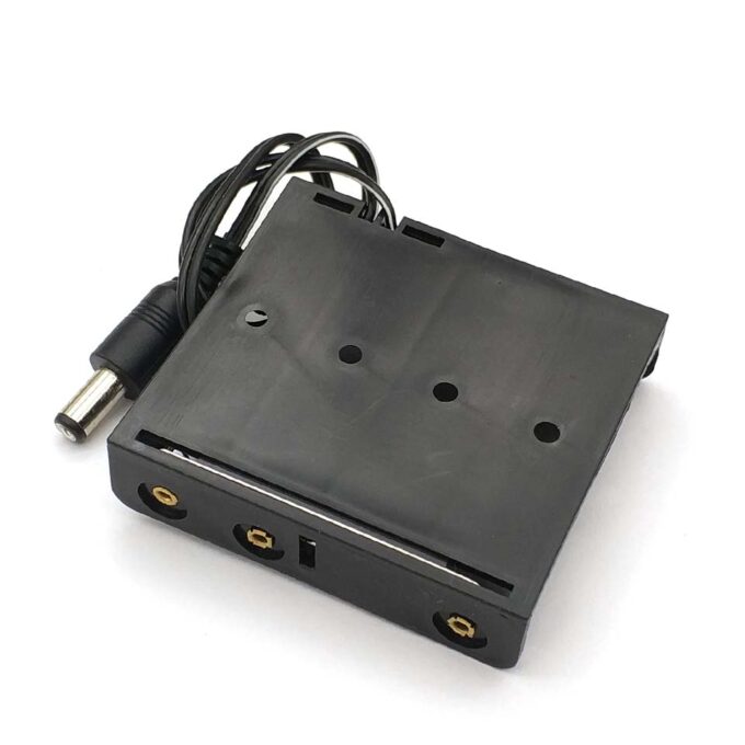 O Suporte 4 Pilhas AA com Plug é um dispositivo projetado para fornecer energia a equipamentos eletrônicos que requerem uma fonte de energia portátil.