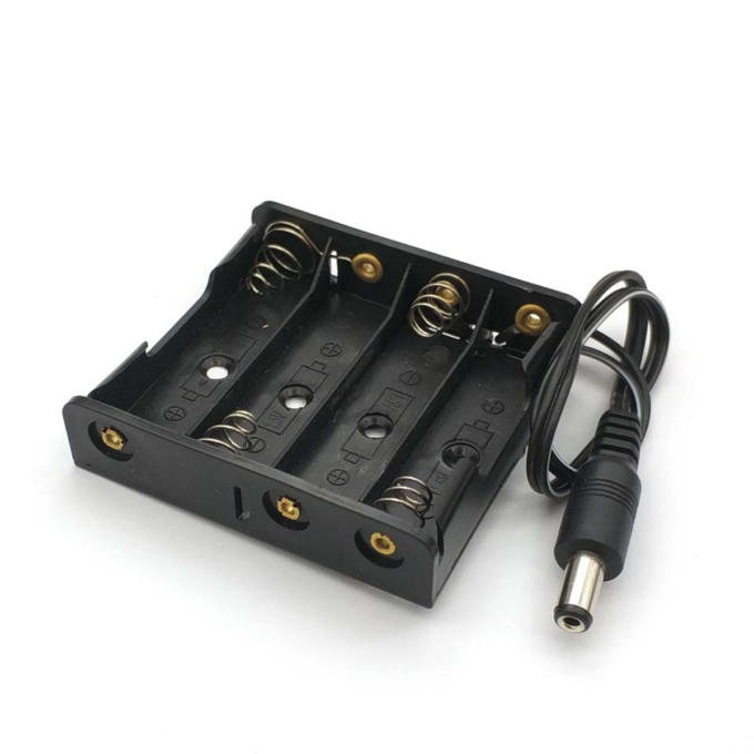 O Suporte 4 Pilhas AA com Plug é um dispositivo projetado para fornecer energia a equipamentos eletrônicos que requerem uma fonte de energia portátil.